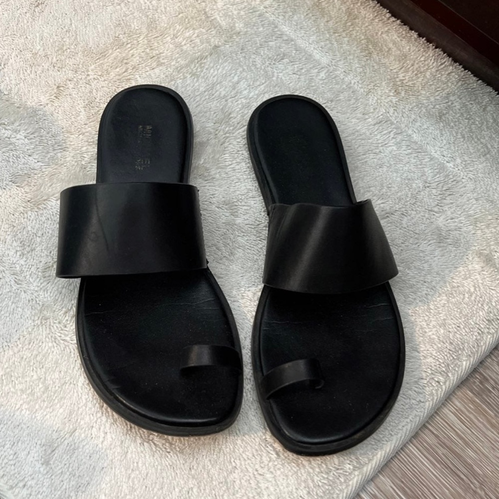 Black Michael Kors sandals. Has been worn. In size 6 1/2